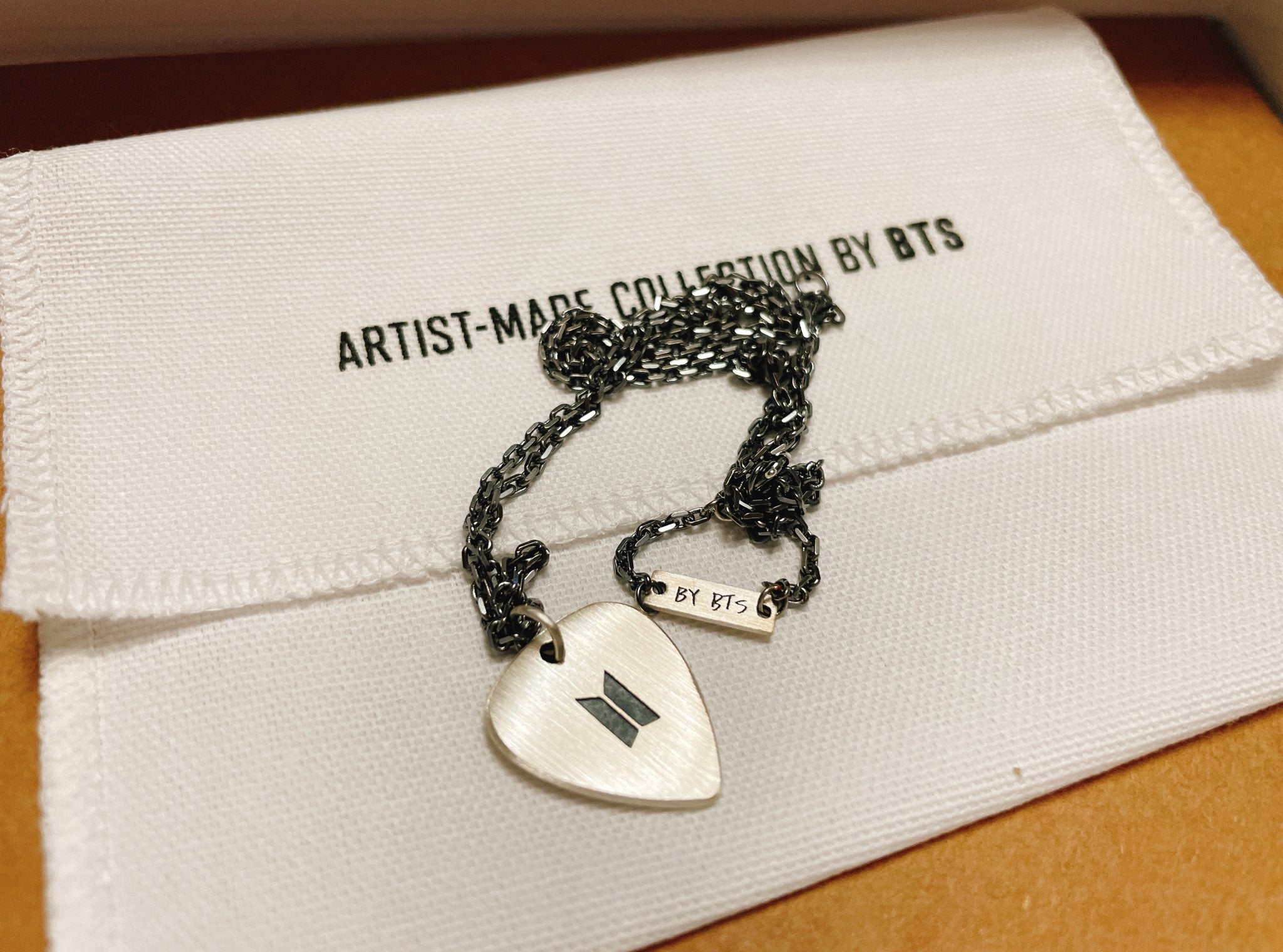 SUGA 親し GUITAR PICK NECKLACE シルバー